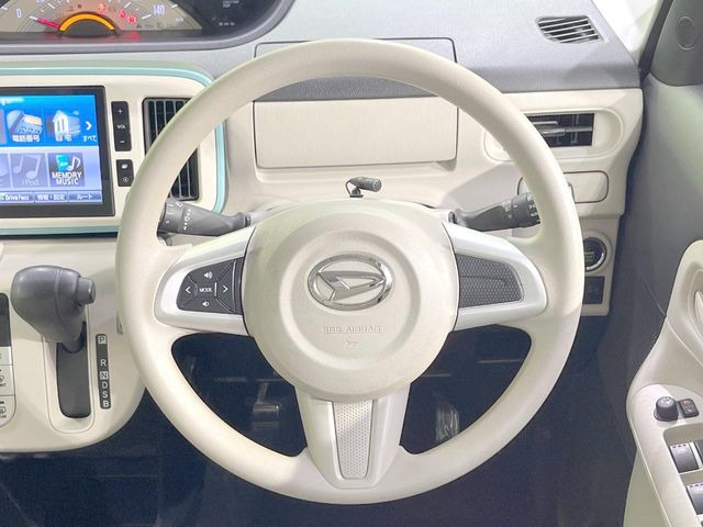 インテリアに合わせたデザインのステアリングは、運転される方のことも考え、運転しやすい形状、大きさです。是非一度、実際に触ってお確かめください。