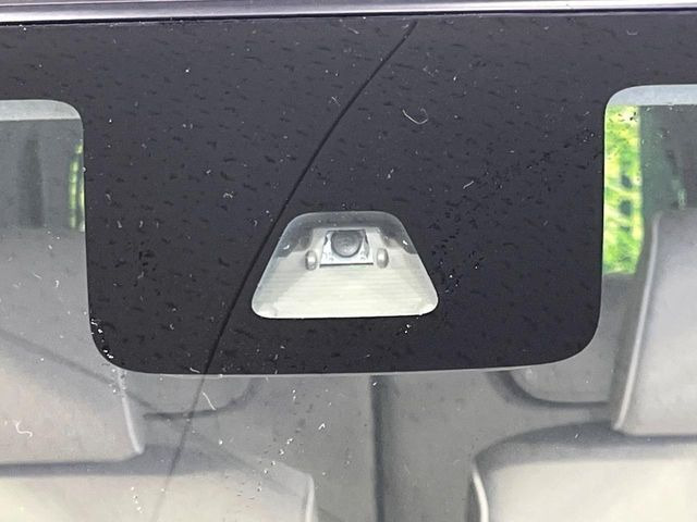 【スマートアシスト】走行中に前方の車両等を認識し、衝突しそうな時は警報とブレーキで衝突回避と被害軽減をアシスト。より安全にドライブをお楽しみいただけます。
