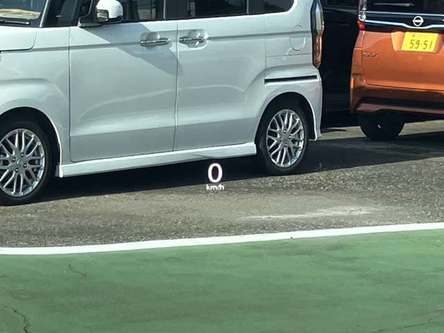 �w�b�h�A�b�v�f�B�X�v���C(HUD)�t���Ă��܂���^�]�ȑO�̃K���X�Ɍ��݂̑��s���x���\������܂����