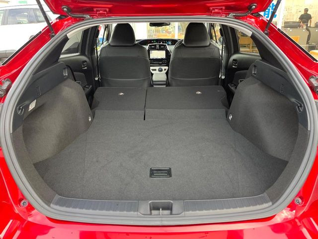 積み下ろしのしやすいデッキにはたっぷりと荷物を積み込んでいただけます。遊びから仕事まで、様々なシーンで頼れます♪