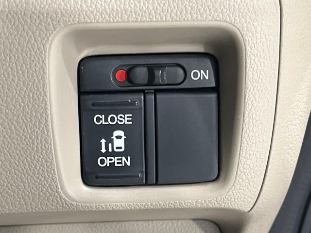 【パワースライドドア】スマートキーや運転席のスイッチでスライドドアの開閉が可能♪電動だから力を入れてドアを開ける必要が無く、小さいお子様でも、重い荷物を持っている時もラクに開け閉めできます♪