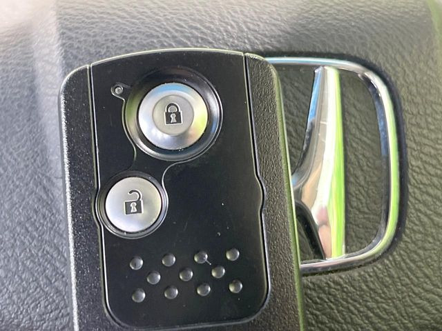 �yHonda�X�}�[�g�L�[�z�J�o����|�P�b�g�ɓ��ꂽ�܂܂ł��h�A�̎{���E�������\�ȃX�}�[�g�L�[�𑕔��B�G���W���̃I���E�I�t�����J�M�����o���K�v����������Ƃ��Ă��֗��ł���
