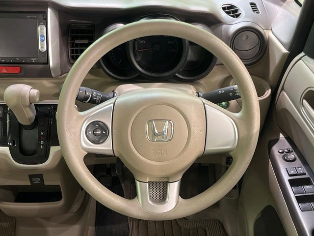 インテリアに合わせたデザインのステアリングは、運転される方のことも考え、運転しやすい形状、大きさです。是非一度、実際に触ってお確かめください。