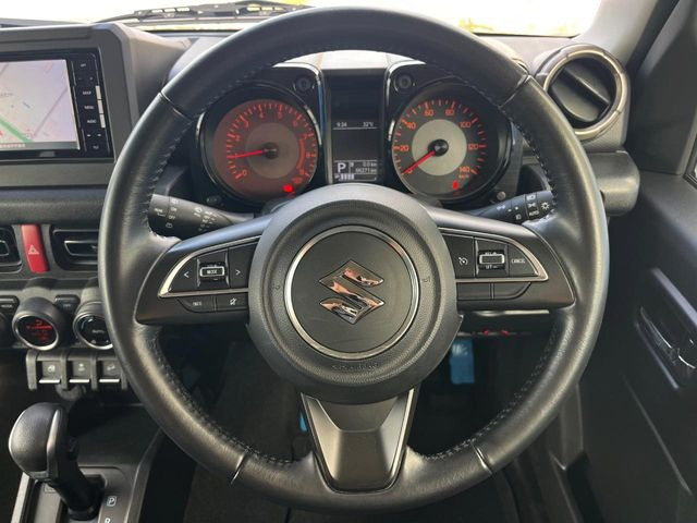�C���e���A�ɍ��킹���f�U�C���̃X�e�A�����O�́A�^�]�������̂��Ƃ��l���A�^�]���₷���`��A�傫���ł��B�����x�A���ۂɐG���Ă��m���߂��������B