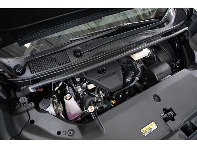 2.4L ����4�C��DOHC�^�[�{+���[�^�[�A�G���W��:275ps/46.9kgm �t�����g���[�^�[:87ps/29.8kgm ���A���[�^�[:103ps/17.2kgm �V�X�e��:371ps/-kgm�A�S��&times;�S��&times;�S��mm 5125&times;1890&times;1955mm�A�ԗ��d�� 2440kg