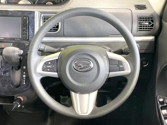 インテリアに合わせたデザインのステアリングは、運転される方のことも考え、運転しやすい形状、大きさです。是非一度、実際に触ってお確かめください。