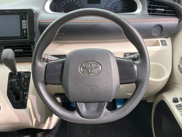 �C���e���A�ɍ��킹���f�U�C���̃X�e�A�����O�́A�^�]�������̂��Ƃ��l���A�^�]���₷���`��A�傫���ł��B�����x�A���ۂɐG���Ă��m���߂��������B