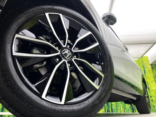 �y����18�C���`�A���~�z�C�[���z�O�ςɃ}�b�`���������A���~�z�C�[���𑕒����Ă���܂��B�e��ЊO�A���~�z�C�[����A�X�^�b�h���X�^�C�����戵�����Ă���܂��B���񂲑��k����������