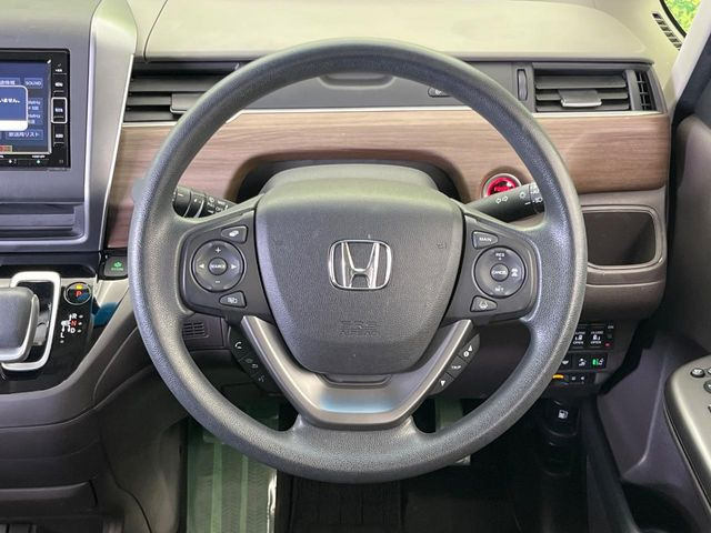 インテリアに合わせたデザインのステアリングは、運転される方のことも考え、運転しやすい形状、大きさです。是非一度、実際に触ってお確かめください。