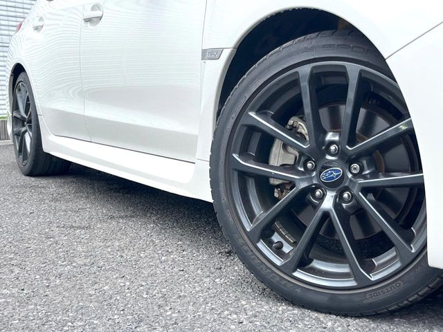 �y�����A���~�z�C�[���z�O�ςɃ}�b�`���������A���~�z�C�[���𑕒����Ă���܂��B�e��ЊO�A���~�z�C�[����A�X�^�b�h���X�^�C�����戵�����Ă���܂��B���񂲑��k����������