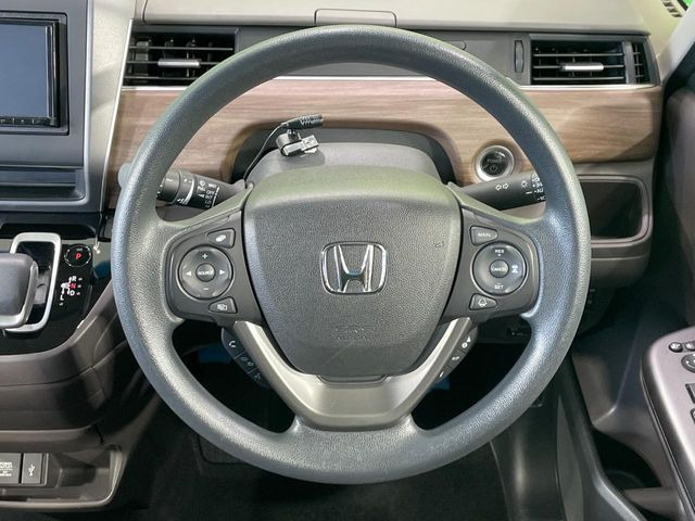 �C���e���A�ɍ��킹���f�U�C���̃X�e�A�����O�́A�^�]�������̂��Ƃ��l���A�^�]���₷���`��A�傫���ł��B�����x�A���ۂɐG���Ă��m���߂��������B