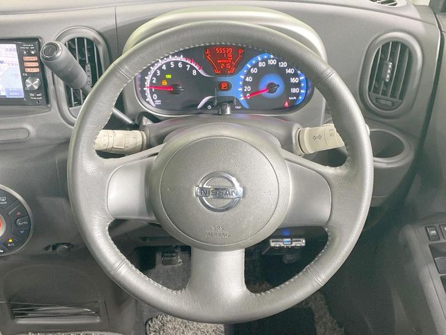 �C���e���A�ɍ��킹���f�U�C���̃X�e�A�����O�́A�^�]�������̂��Ƃ��l���A�^�]���₷���`��A�傫���ł��B�����x�A���ۂɐG���Ă��m���߂��������B