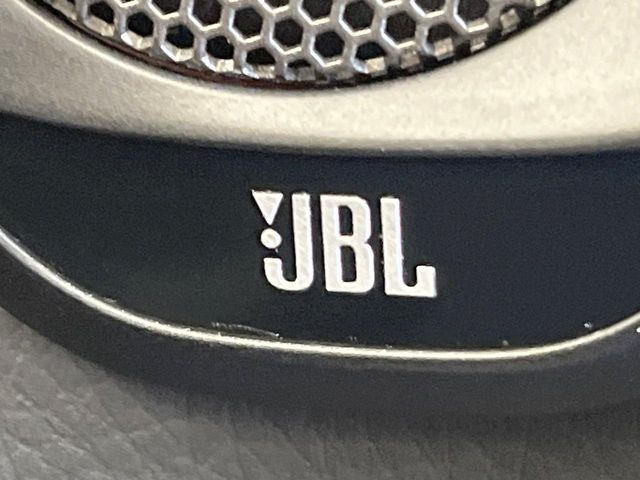 �yJBL�T�E���h�V�X�e���z���[�J�[�I�v�V�����̍��i�ʃT�E���h�V�X�e���𓋍ځB��p�̃`���[�j���O���{���ꂽ�召�l�X�ȃX�s�[�J�[����ǎ��ȃT�E���h���t�ł��A�Տꊴ���ӂ�鉹����Ԃ����o��