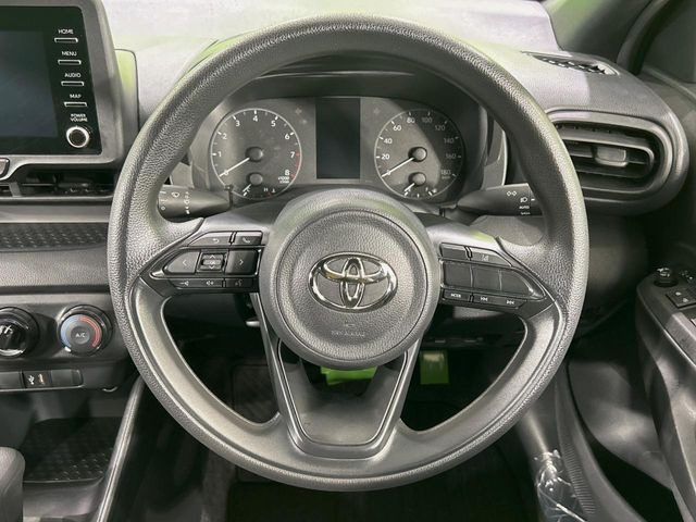 �C���e���A�ɍ��킹���f�U�C���̃X�e�A�����O�́A�^�]�������̂��Ƃ��l���A�^�]���₷���`��A�傫���ł��B�����x�A���ۂɐG���Ă��m���߂��������B
