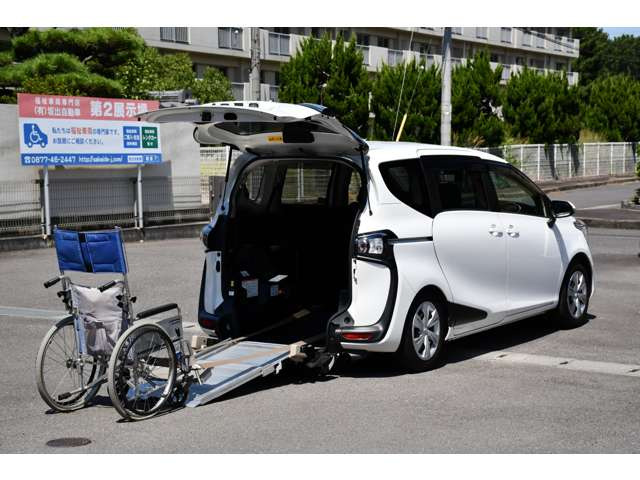 シエンタ1.5 X ウェルキャブ 車いす仕様車 タイプIII 助手席側セカンドシート付