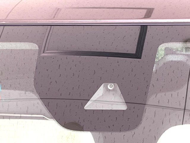 【エマージェンシーブレーキ】走行中に前方の車両等を認識し、衝突しそうな時は警報とブレーキで衝突回避と被害軽減をアシスト。より安全にドライブをお楽しみいただけます。