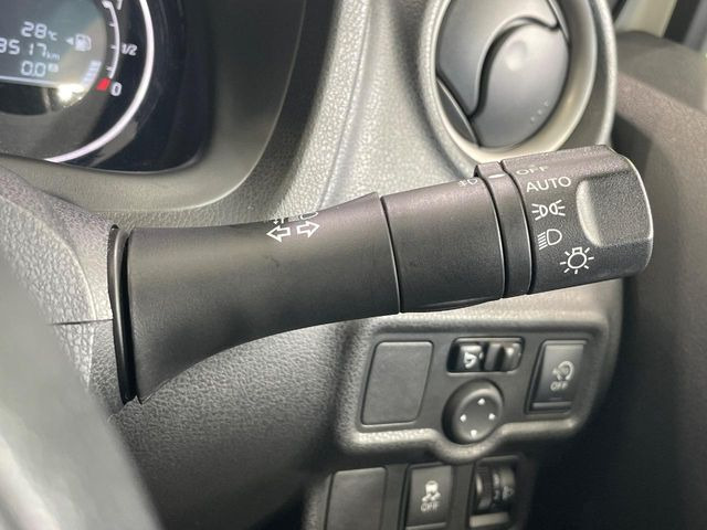 【オートライト】周りの明るさに応じて自動でヘッドライトの点灯・消灯ができる機能です!ライトの付け忘れ・消し忘れなどが無くなり、雨の日や夕方の走行も安心!トンネル通過時も便利ですね♪
