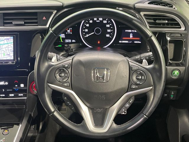 �C���e���A�ɍ��킹���f�U�C���̃X�e�A�����O�́A�^�]�������̂��Ƃ��l���A�^�]���₷���`��A�傫���ł��B�����x�A���ۂɐG���Ă��m���߂��������B