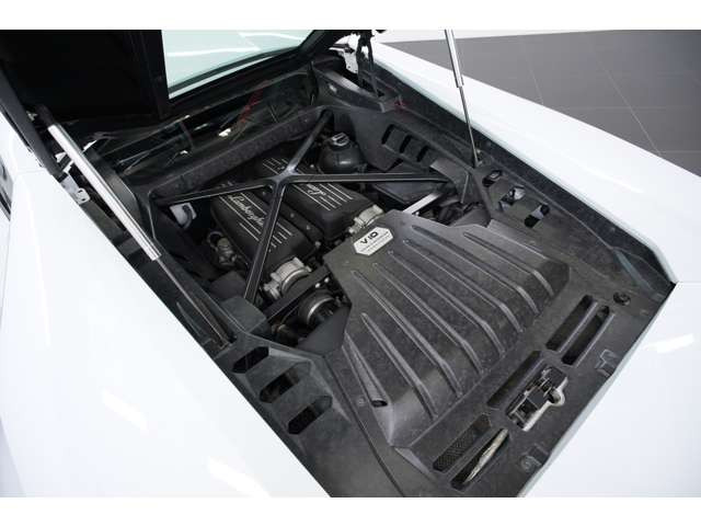 5.2L V�^10�C��DOHC�A610ps/57.1kgm�A�S��&times;�S��&times;�S��mm 4459&times;1924&times;1165mm�A�ԗ��d�� 1422kg(�����d��)