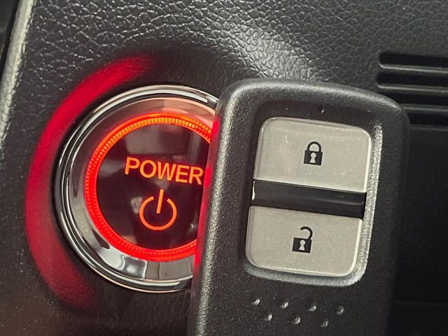 �yHonda�X�}�[�g�L�[�z�J�o����|�P�b�g�ɓ��ꂽ�܂܂ł��h�A�̎{���E�������\�ȃX�}�[�g�L�[�𑕔��B�G���W���̃I���E�I�t�����J�M�����o���K�v����������Ƃ��Ă��֗��ł���