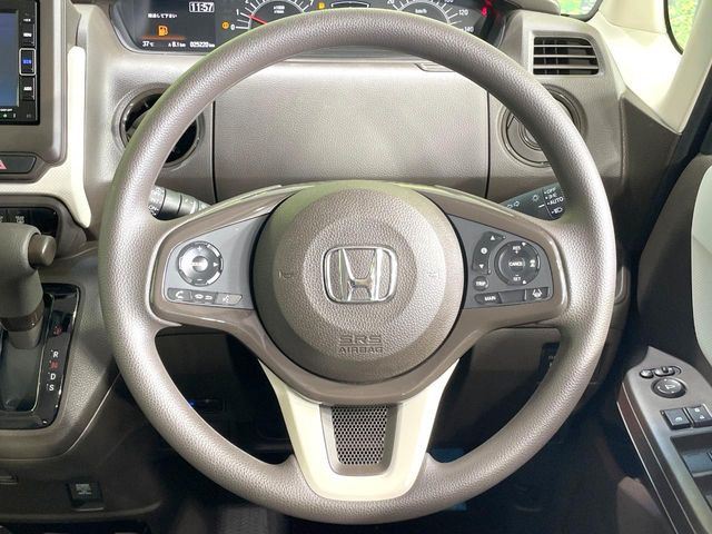 �C���e���A�ɍ��킹���f�U�C���̃X�e�A�����O�́A�^�]�������̂��Ƃ��l���A�^�]���₷���`��A�傫���ł��B�����x�A���ۂɐG���Ă��m���߂��������B