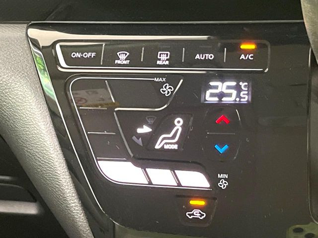 【オートエアコン】一度お好みの温度に設定すれば、車内の温度を検知し風量や温度を自動で調整。暑い&hellip;寒い&hellip;と何度もスイッチ操作をする必要はありません。快適な車内空間には必須の機能ですね♪
