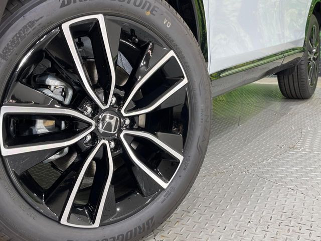 �y����18�C���`�A���~�z�C�[���z�O�ςɃ}�b�`���������A���~�z�C�[���𑕒����Ă���܂��B�e��ЊO�A���~�z�C�[����A�X�^�b�h���X�^�C�����戵�����Ă���܂��B���񂲑��k����������