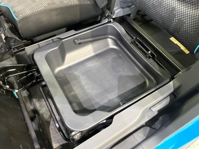 �y�V�[�g�A���_�[�{�b�N�X�z�V�[�g�̉��ɑ�e�ʂ̎��[�X�y�[�X��������Ă���A�C���ԃO�b�Y�ȂǁA�O���猩��ꂽ���Ȃ����̂�����������[�ł��ĕ֗�!