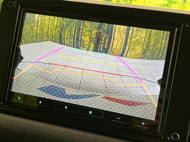 【バックカメラ】駐車時に後方がリアルタイム映像で確認できます。大型商業施設や立体駐車場での駐車時や、夜間のバック時に大活躍!運転スキルに関わらず、今や必須となった装備のひとつです!