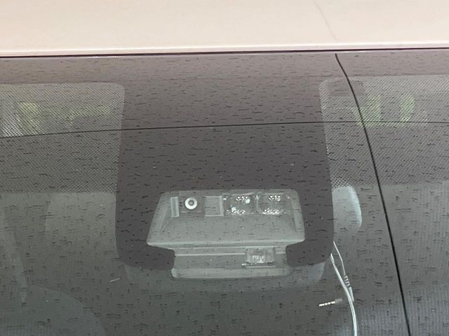 【トヨタセーフティセンス】走行中に前方の車両等を認識し、衝突しそうな時は警報とブレーキで衝突回避と被害軽減をアシスト。より安全にドライブをお楽しみいただけます。