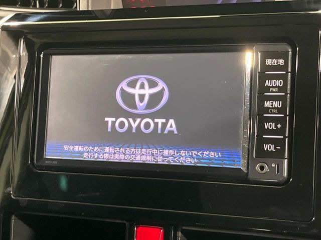 【純正ナビ】人気の純正ナビを装備しております。ナビの使いやすさはもちろん、オーディオ機能も充実!キャンプや旅行はもちろん、通勤や買い物など普段のドライブも楽しくなるはず♪