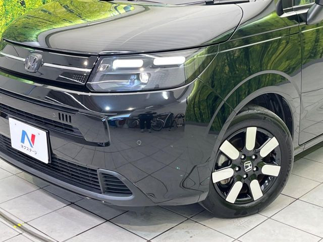 【LEDヘッドライト】悪天候や夜間走行時も良好な視界を確保し安心して運転できる高輝度LEDヘッドライトを装備!点灯速度が早く、消費電力も抑えられています。