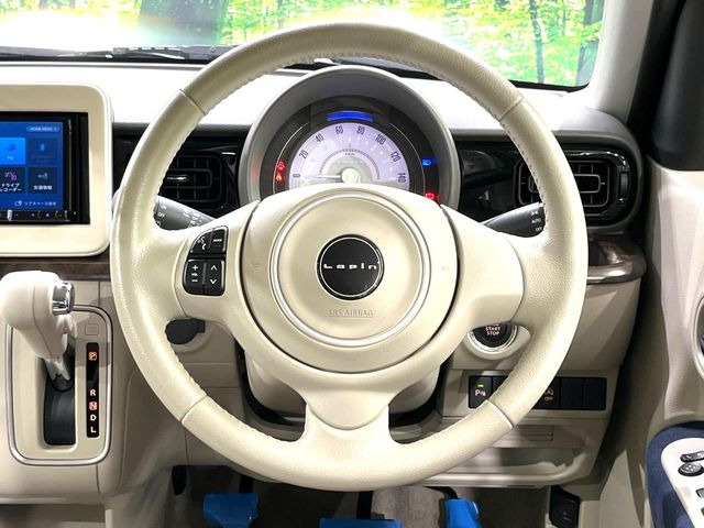 インテリアに合わせたデザインのステアリングは、運転される方のことも考え、運転しやすい形状、大きさです。是非一度、実際に触ってお確かめください。