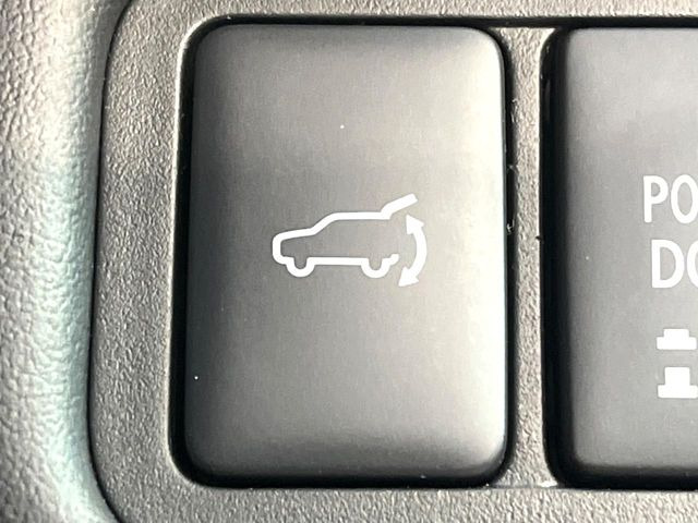 【パワーバックドア】スマートキーや運転席のボタンを押すだけでリアゲートが自動で開閉します!荷物を持っている時や、高い位置にあるバックドアを閉める際に便利な機能です♪