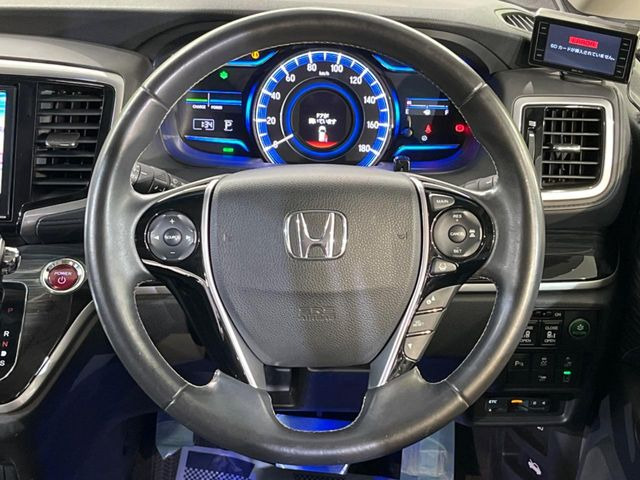 �C���e���A�ɍ��킹���f�U�C���̃X�e�A�����O�́A�^�]�������̂��Ƃ��l���A�^�]���₷���`��A�傫���ł��B�����x�A���ۂɐG���Ă��m���߂��������B