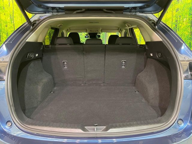 積み下ろしのしやすいデッキにはたっぷりと荷物を積み込んでいただけます。遊びから仕事まで、様々なシーンで頼れます♪