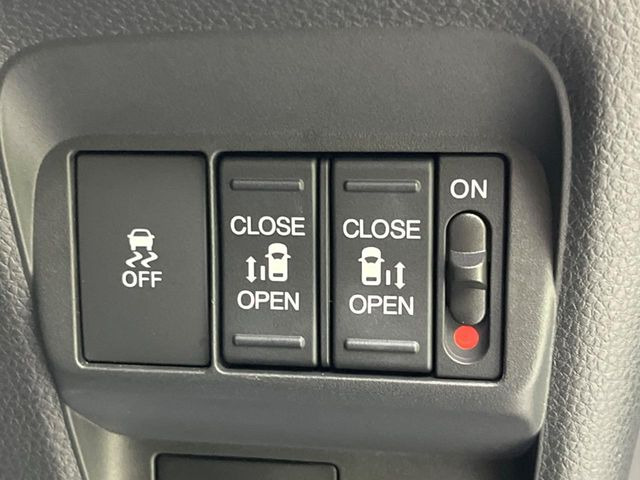 【両側パワースライドドア】スマートキーや運転席のスイッチで後席両側スライドドアの開閉が可能♪電動だから力を入れてドアを開ける必要が無く、小さなお子様でも簡単に開け閉めでき快適です♪