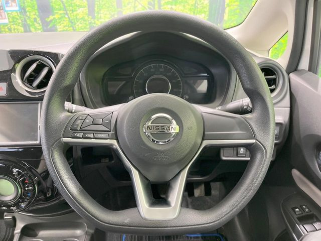 �C���e���A�ɍ��킹���f�U�C���̃X�e�A�����O�́A�^�]�������̂��Ƃ��l���A�^�]���₷���`��A�傫���ł��B�����x�A���ۂɐG���Ă��m���߂��������B