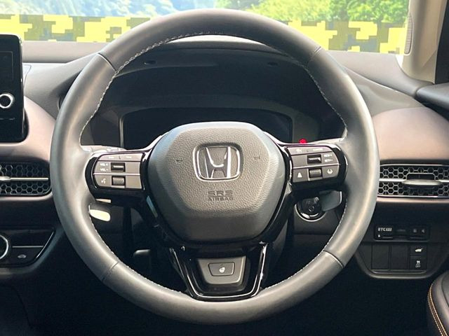�C���e���A�ɍ��킹���f�U�C���̃X�e�A�����O�́A�^�]�������̂��Ƃ��l���A�^�]���₷���`��A�傫���ł��B�����x�A���ۂɐG���Ă��m���߂��������B