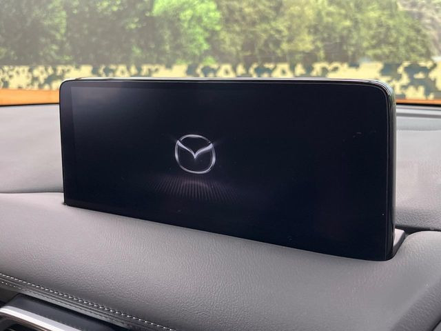 【10.25インチマツダコネクト】車内の雰囲気にマッチした大型ディスプレイ。スマホ接続でのナビ使用やBluetooth再生等、様々な機能が楽しめます。直感的なダイヤル操作が可能で、使い勝手も良好です。