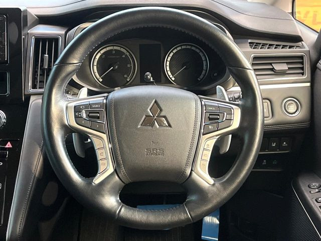 インテリアに合わせたデザインのステアリングは、運転される方のことも考え、運転しやすい形状、大きさです。是非一度、実際に触ってお確かめください。