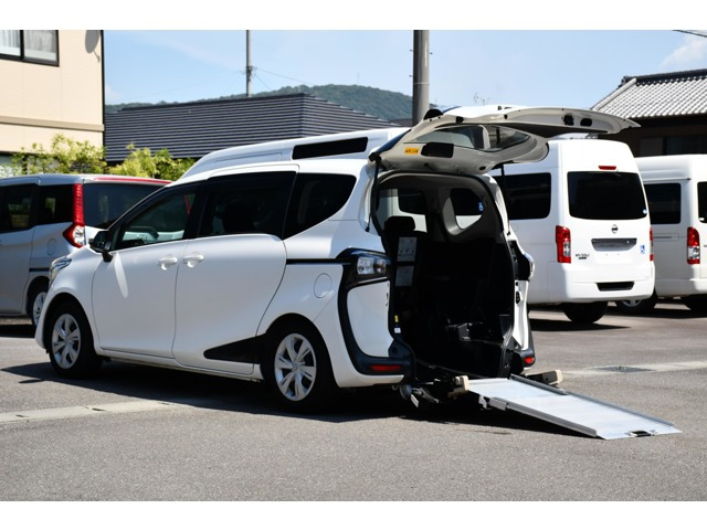 シエンタ1.5 X ウェルキャブ 車いす仕様車 タイプIII 助手席側セカンドシート付