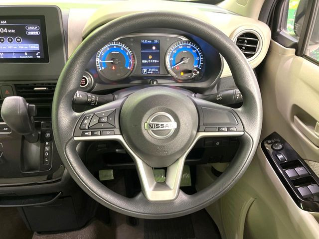 インテリアに合わせたデザインのステアリングは、運転される方のことも考え、運転しやすい形状、大きさです。是非一度、実際に触ってお確かめください。