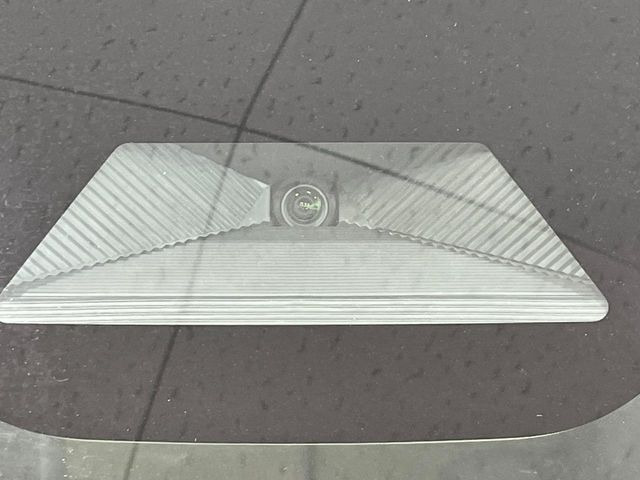 【ホンダセンシング】走行中に前方の車両等を認識し、衝突しそうな時は警報とブレーキで衝突回避と被害軽減をアシスト。より安全にドライブをお楽しみいただけます。