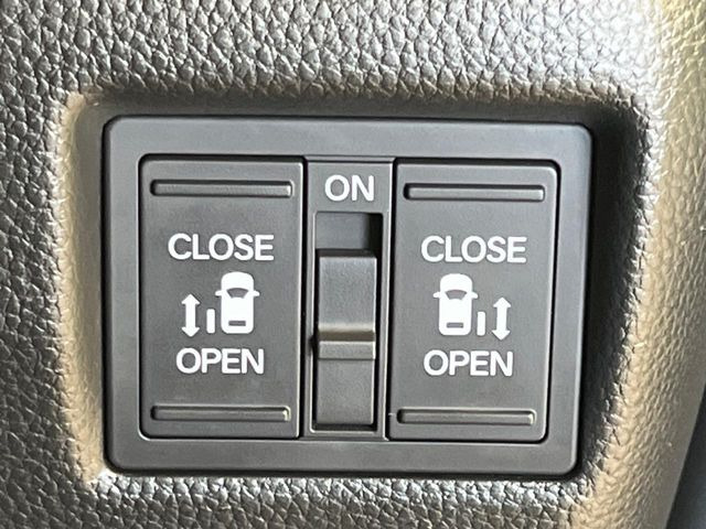 【両側パワースライドドア】スマートキーや運転席のスイッチで後席両側スライドドアの開閉が可能♪電動だから力を入れてドアを開ける必要が無く、小さなお子様でも簡単に開け閉めでき快適です♪
