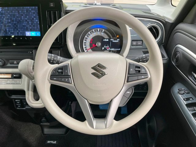 インテリアに合わせたデザインのステアリングは、運転される方のことも考え、運転しやすい形状、大きさです。是非一度、実際に触ってお確かめください。