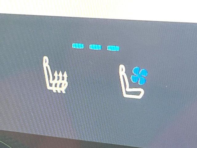 【シートヒーター&ベンチレーション】夏場は涼しい風でお尻や背中の熱やムレを防ぎ、冬はエアコンよりも早く温まってポカポカに!季節を問わず快適に過ごせます。
