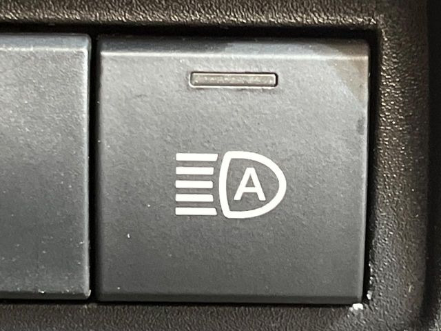 【オートライト】周りの明るさに応じて自動でヘッドライトの点灯・消灯ができる機能です!ライトの付け忘れ・消し忘れなどが無くなり、雨の日や夕方の走行も安心!トンネル通過時も便利ですね♪
