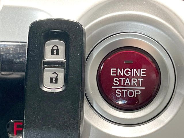�yHonda�X�}�[�g�L�[�z�J�o����|�P�b�g�ɓ��ꂽ�܂܂ł��h�A�̎{���E�������\�ȃX�}�[�g�L�[�𑕔��B�G���W���̃I���E�I�t�����J�M�����o���K�v����������Ƃ��Ă��֗��ł���