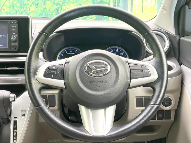 �C���e���A�ɍ��킹���f�U�C���̃X�e�A�����O�́A�^�]�������̂��Ƃ��l���A�^�]���₷���`��A�傫���ł��B�����x�A���ۂɐG���Ă��m���߂��������B